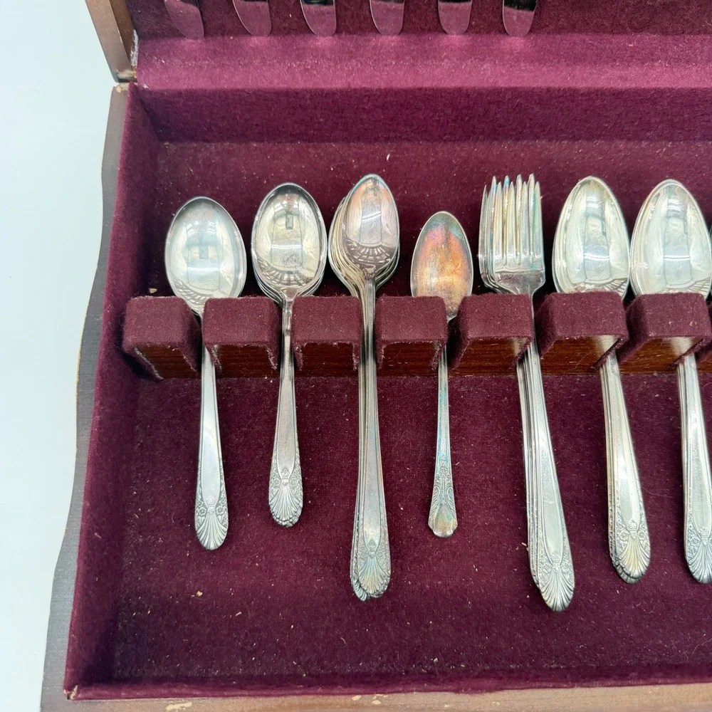 1847 Rogers Bros Adoration Silver Plate Flatware Set 50 Piece with Wood Case